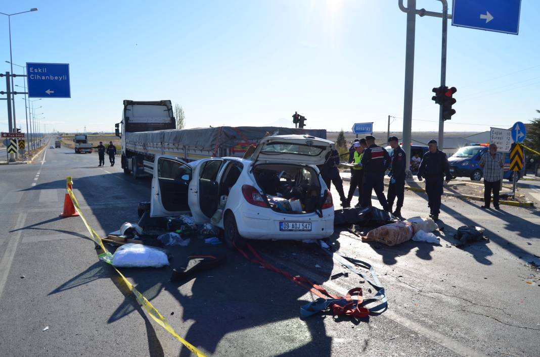 Konya yolunda TIR’a çarpan otomobilde acı son! Anne öldü, oğlu yaralı 3